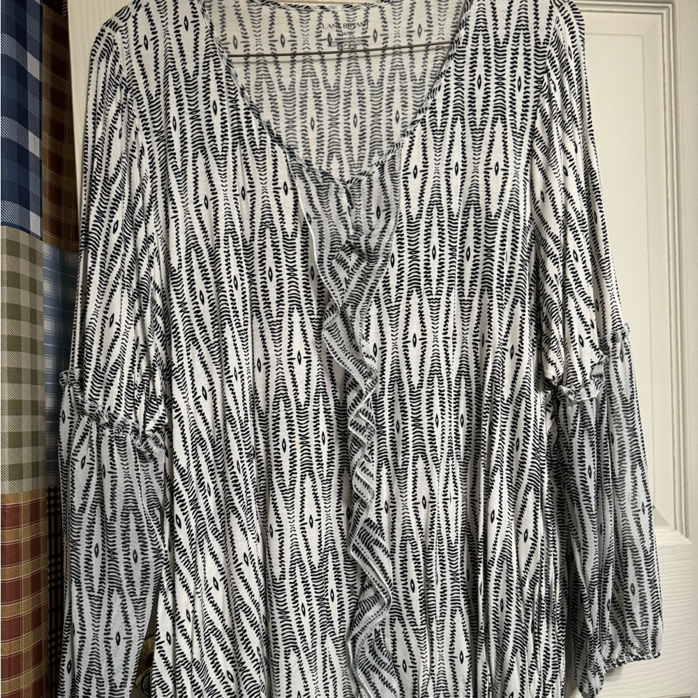 Lane Bryant shirt women fits very well. Size 26/28
